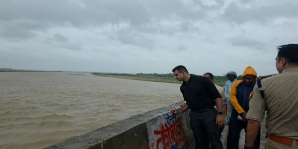 बलरामपुर : तीन दिन से लगातार बारिश, जनजीवन अस्त-व्यस्त , दर्जनों स्थानों पर गिरे पेड़ व विद्युत पोल