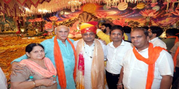मथुरा : गिरिराज जी का भव्य महाभिषेक व अलौकिक छप्पन भोग का आयोजन,सप्तरत्न श्रृंगार देख निहाल हुए भक्त