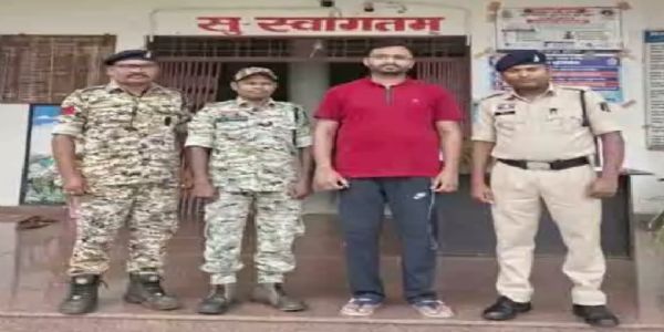 भोपालपटनम में नाबालिग छात्रा से छेड़छाड़ करने वाला फरार कम्प्यूटर शिक्षक गिरफ्तार