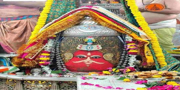 भस्म आरती में रजत ओम-बिल्वपत्र मुकुट से सजे महाकाल, निराकार से साकार रूप में दिए दर्शन