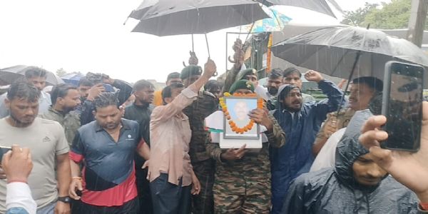 औरैया : अग्निवीर विनोद यादव की 44 दिन बाद गांव पहुंची अस्थियां, नम आंखों से दी अंतिम विदाई
