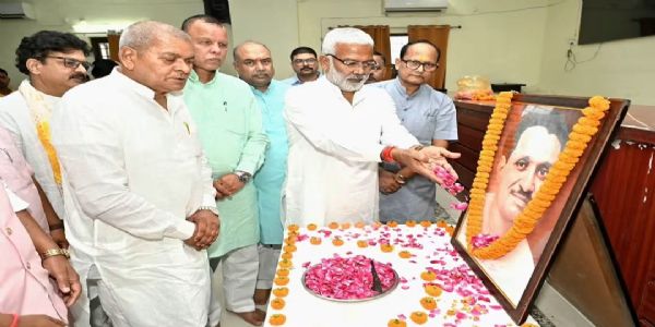 विश्व के सबसे बड़े राजनीतिक संगठन भाजपा की वैचारिक नींव में है पंडित दीनदयाल उपाध्याय का चिंतन : स्वतंत्र देव सिंह