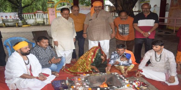 सनातन संस्कृति अपनाते हुए राजकुमार सनातन संस्कृति अपनाते हुए राजकुमार