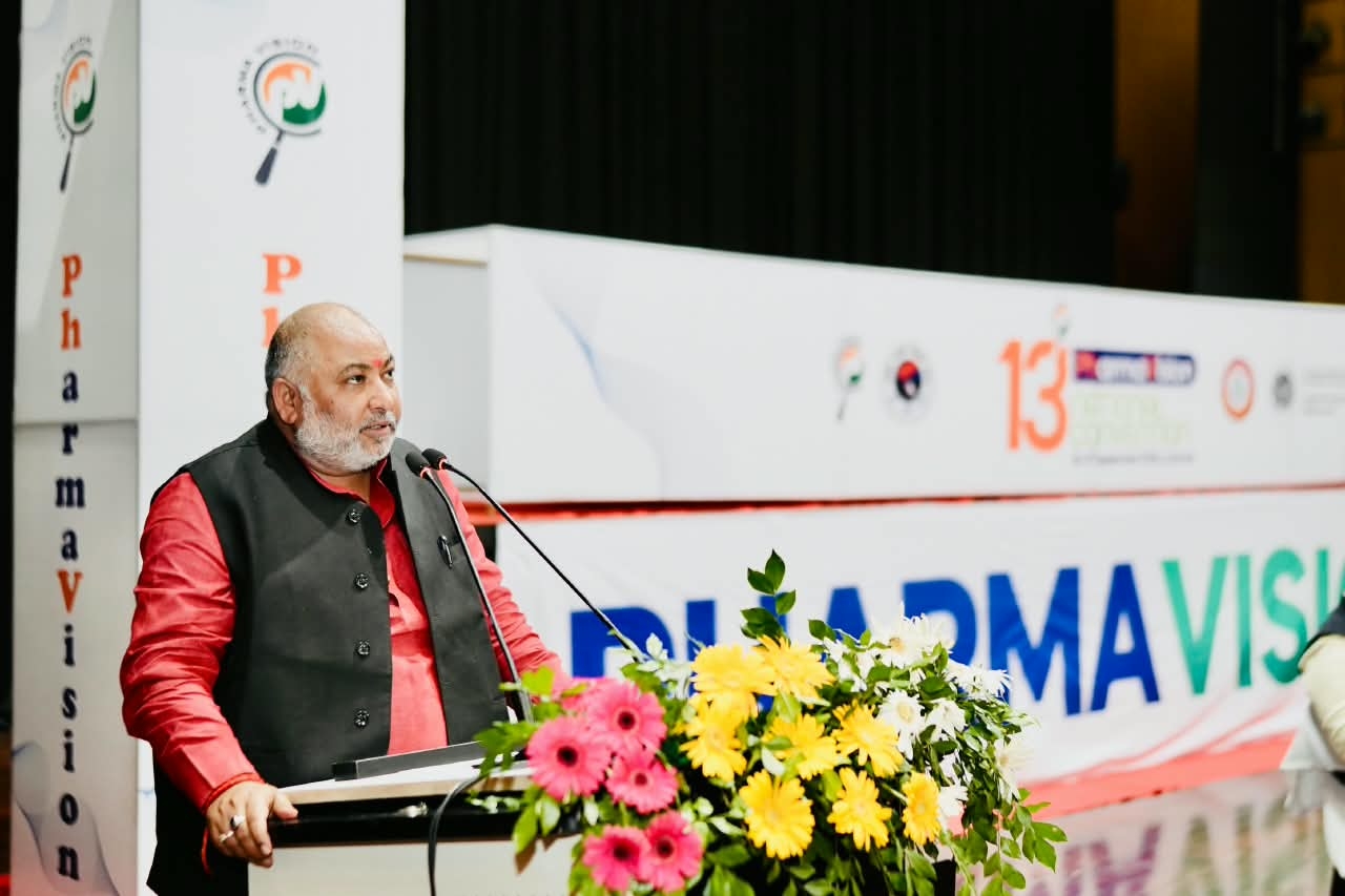 कार्यक्रम को संबोधित करते परिवहन मंत्री दयाशंकर सिंह कार्यक्रम को संबोधित करते परिवहन मंत्री दयाशंकर सिंह