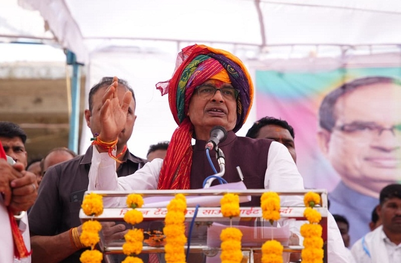 सीहोर जिले में सड़कों के भूमिपूजन कार्यक्रम को संबोधित करते हुए शिवराज सिंह सीहोर जिले में सड़कों के भूमिपूजन कार्यक्रम को संबोधित करते हुए शिवराज सिंह