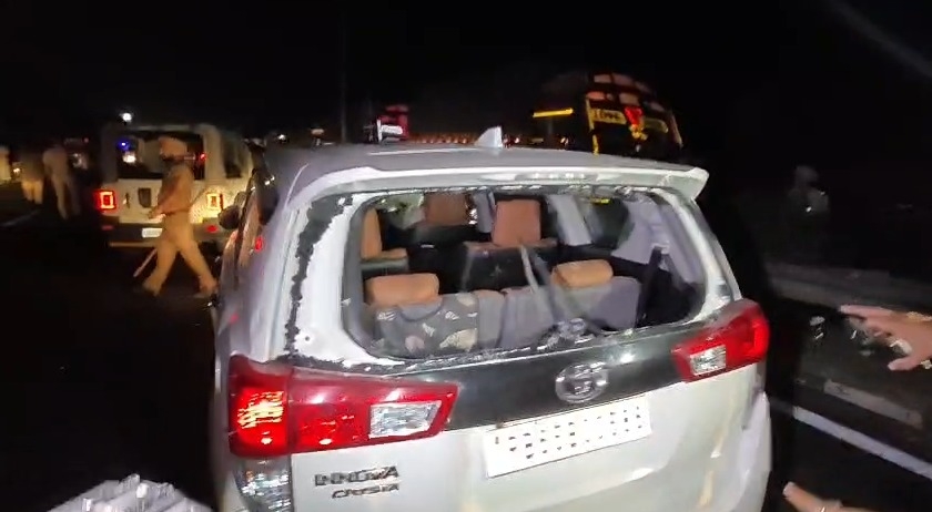 पुलिस की गाड़ी की टूटी हुई खिड़की
