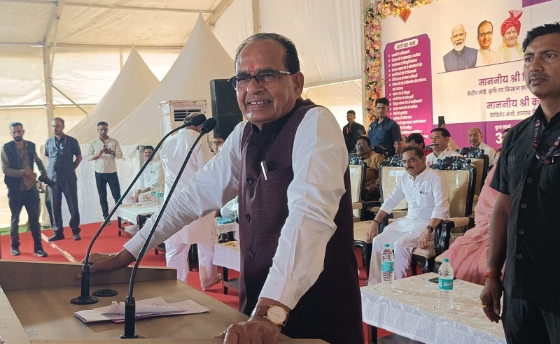 सीहोर जिले में सड़कों के भूमिपूजन कार्यक्रम को संबोधित करते हुए शिवराज सिंह सीहोर जिले में सड़कों के भूमिपूजन कार्यक्रम को संबोधित करते हुए शिवराज सिंह