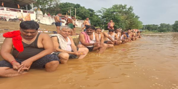 उत्तरवाहिनी कन्हर नदी के तट पर पितरों को तर्पण के लिए उमड़ी श्रद्धालुओं की भीड़