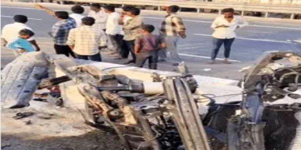 रेंज रोवर कार डिवाइडर से टकरायी, दो युवकों की मौत