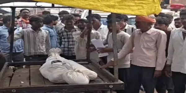 शिवपुरी: करंट से युवक की मौत के बाद पोहरी थाने के बाहर चक्काजाम, एफआईआर और मुआवजे की मांग