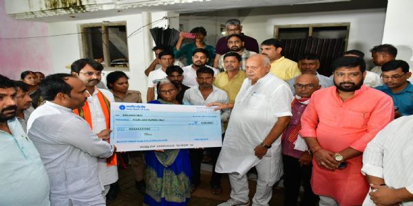 सीएम योगी के निर्देश पर आपदा पीड़ितों को तत्काल मिल रही राहत, 24 घंटे में चार-चार लाख की आर्थिक सहायता