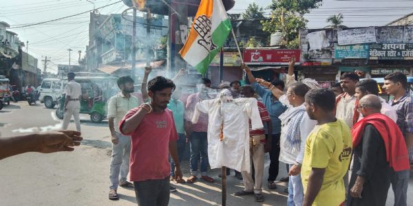 सुपौल महावीर चौक पर युवा कांग्रेस कार्यकर्ताओं ने चुनाव आयोग का पुतला फूंका