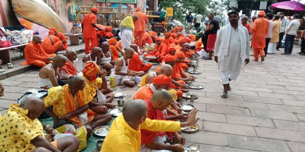 पितृपक्ष: प्रतिप्रदा श्राद्ध पर काशी में गंगा तट पर उमड़े श्रद्धालु,पूर्वजों का पिंडदान और तर्पण किया