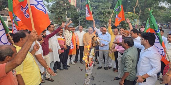 राधाकृष्ण किशोर के बयान के विरोध में भाजपा ने किया पुतला दहन