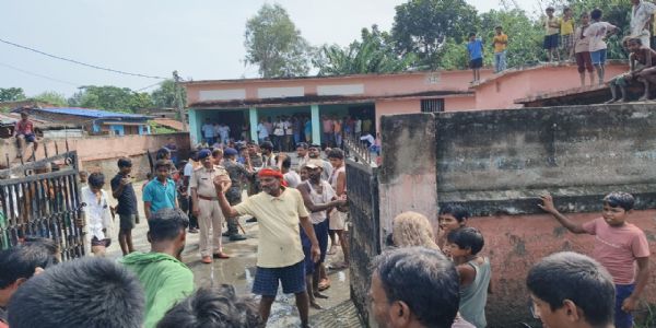 आक्रोशित ग्रामीणों ने ग्राम सभा का बहिष्कार कर मुखिया को बंधक बनाया