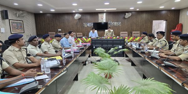 अपराध नियंत्रण को लेकर डीआईजी आमिर जावेद ने की समीक्षा, लंबित कांडों के त्वरित निष्पादन का निर्देश