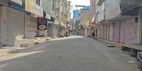 नलखेड़ा में 8 श्रद्धालुओं की मौत के विरोध में व्यापारियों ने प्रतिष्ठान बंद रखकर जताया विरोध, मंदिर में हवन-पूजन भी ठप