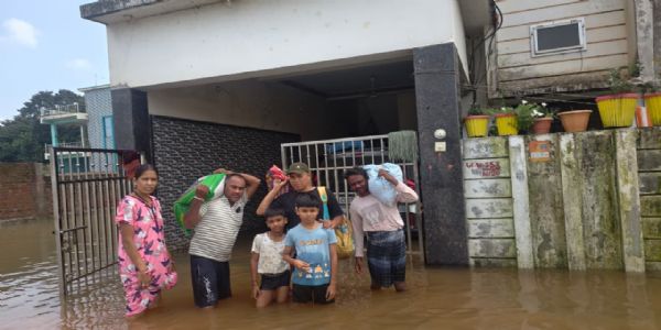 धमतरी : निकासी अभाव में घरों के अंदर भरा पानी, तीन दिन बाद भी स्थिति जस की तस