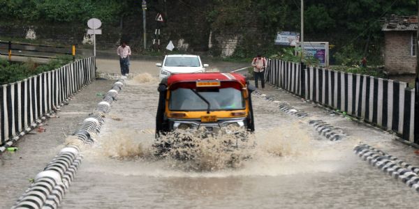 मंडी में झमाझम बारिश से सुहावना हुआ मौसम