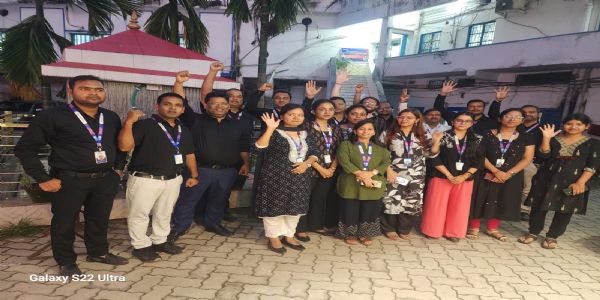 छुट्टी के दिन भी खुले बैंक, काले कपड़ों में ड्यूटी पर पहुंचे कर्मी