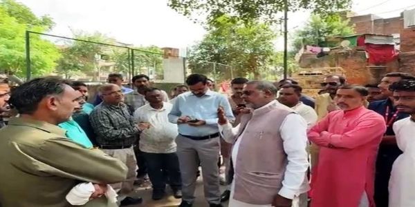 ग्वालियरः मंत्री कुशवाह ने ढोलीबुआ पुल के पास बस्ती में किया सड़क का निरीक्षण