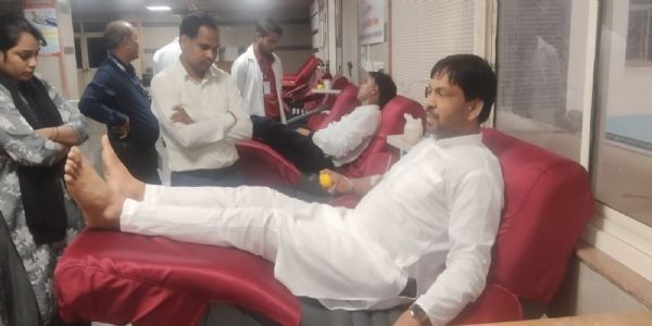 भगत सिंह जयंती पर आप का महाअभियान, यूपी के सभी जिलों में शिविर लगा रक्तदान किया