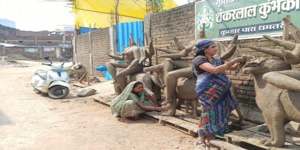 नवरात्र के लिए मूर्तिकार गढ़ रहे मां दुर्गा की भव्य प्रतिमाएं
