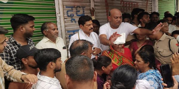 (अपडेट) घर-दुकान बचाने सड़क पर उतरे लोग: न्यू सांगानेर रोड पर जेडीए की डिमार्केशन का विरोध