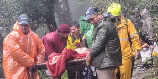 रुद्रनाथ ट्रैक पर गहरी खाई में गिरा ट्रैकर, सुरक्षित बचाया