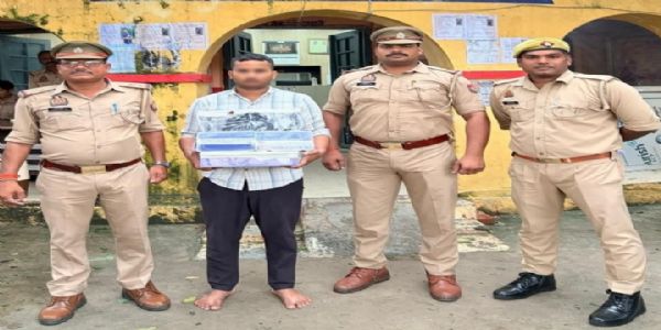 पुलिस की वर्दी पहनकर व्यापारियों से वसूली करने वाला गिरफ्तार