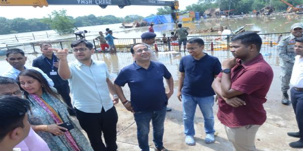 बाढ़ और जलभराव प्रभावित क्षेत्रों में रायपुर पुलिस की निगरानी, राहत-बचाव कार्य जारी