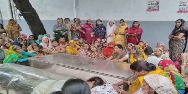 करंट की चपेट में आने से दो की मौत, परिजनों ने स्कूल गेट पर शव रखकर विरोध किया