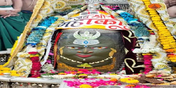 त्रिशूल-डमरू, त्रिपुंड और भांग-चंदन से सजे महाकाल, भस्म अर्पण के बाद रजत शेषनाग मुकुट और मुंडमाल से हुआ श्रृंगार