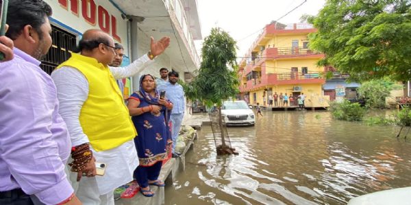 बाढ़ प्रभावित इलाकों में बिजली आपूर्ति बंद कर जल निकासी तेज कराएं : सुरेंद्र मैथानी