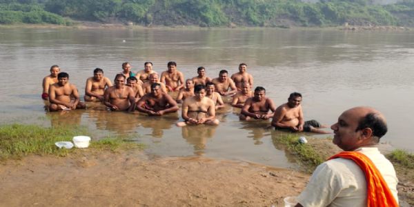 पितृपक्ष के पहले दिन दामोदर घाट पर लोगों ने किया तर्पण