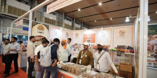 ओडीओसी पवेलियन में यूपी के स्वाद का संगम, मास्टर शेफ क्लास में बन रहा मिर्जापुर के गुड़ का ठेकुआ