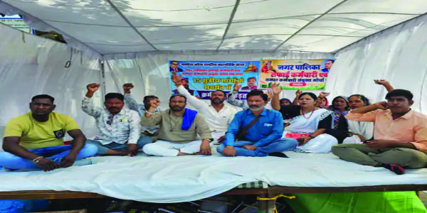 मंदसौरः अपनी मांगों को लेकर धरने पर बैठे नगरपालिका कर्मचारियों की भूख हड़ताल शुरू