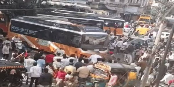 इंदौर के राजबाड़ा पर बेकाबू हुई सिटी बस, चार लोगों को चपेट में लिया, एक की मौत