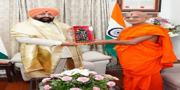 पेजावर मठ के पीठाधीश्वर श्री श्री विश्वप्रसन्न तीर्थ ने राज्यपाल से की शिष्टाचार भेंट