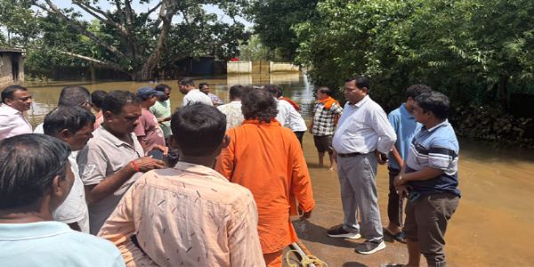 कमिश्नर बस्तर ने राहत शिविरों व बाढ़ प्रभावित क्षेत्रों का लिया जायजा