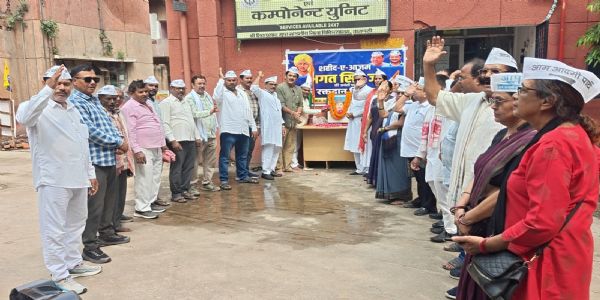 शहीद-ए-आजम भगत सिंह की जयंती पर आम आदमी पार्टी के कार्यकर्ताओं ने किया रक्तदान