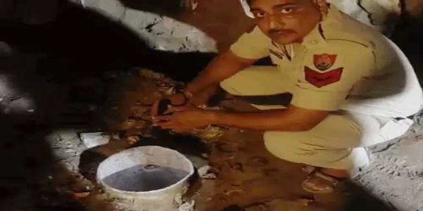 फरीदाबाद : बोरवेल में गिरी तीन साल की बच्ची, रेस्क्यू में जुटा प्रशासन