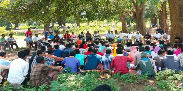 हिरोली बैठक में डिपॉजिट-13 से लौह अयस्क सैंपल भेजने पर ग्रामीणों ने किया विराेध