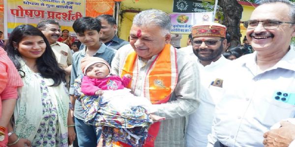 शाजापुरः “आंगन मिलन” कार्यक्रम में मंत्री परमार ने बच्चों एवं माताओं से किया आत्मीय संवाद