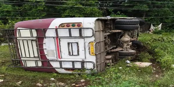 छतरपुर: यात्रियों से भरी बस मोड़ पर पलटी, एक दर्जन घायल, स्थानीय लोगों ने यात्रियों को बाहर निकाला