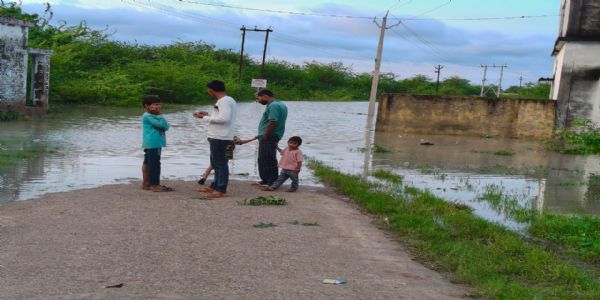 हमीरपुर : विरमा नदी का जलस्तर बढ़ने से डेरा जलमग्न,पीएसी ने नाव से रेस्क्यू कर 90 लोगों को बाहर निकाला