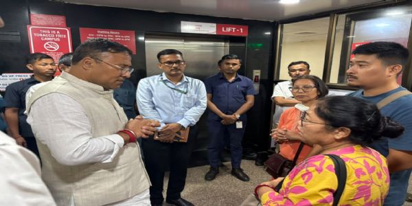 मंत्री बिमल बोरा ने साहित्यकार कमला कांत मुसाहारी के स्वास्थ्य की जानकारी ली