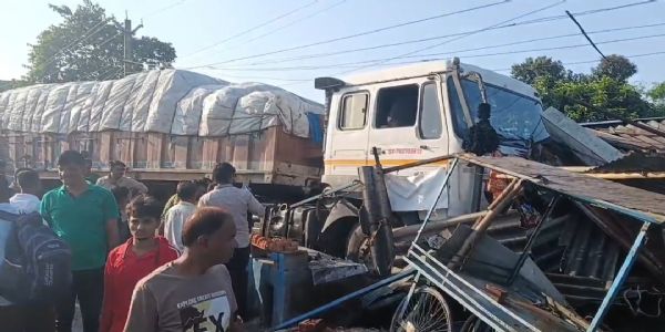 तेज रफ्तार ट्रेलर दो दुकानों में घुसा