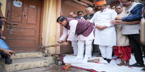 मुख्यमंत्री डॉ. मोहन यादव ने उज्जैन मे सिंहस्थ महापर्व में सड़क चौड़ीकरण कार्य की अपने पैतृक मकान पर गेती चलाकर शुरुआत की। मुख्यमंत्री डॉ. मोहन यादव ने उज्जैन मे सिंहस्थ महापर्व में सड़क चौड़ीकरण कार्य की अपने पैतृक मकान पर गेती चलाकर शुरुआत की।
