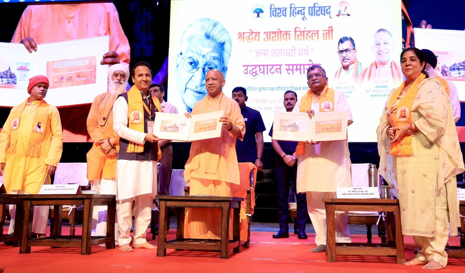 अशोक सिंघल का डाक टिकट मुख्यमंत्री को सौंपते हुए अशोक सिंघल का डाक टिकट मुख्यमंत्री को सौंपते हुए
